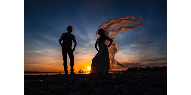 Hochzeitsfotos - Art des Shootings: Portrait Hochzeitsshooting - Ehrwald - Ja, ja, ich weiß schon: Sonnenuntergänge sind kitschig. Und trotzdem ziehen sie den Blick an, weil sie nun mal tolles Licht mitbringen...  - Andrea Kühl - coolwedding photography
