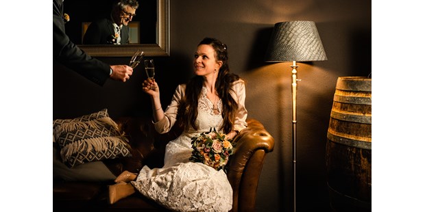 Hochzeitsfotos - Art des Shootings: Trash your Dress - Hausruck - Brautpaarshooting im Café  - Andrea Kühl - coolwedding photography