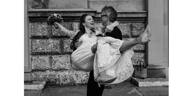 Hochzeitsfotos - Art des Shootings: Portrait Hochzeitsshooting - Traunstein (Landkreis Traunstein) - Just married... - Andrea Kühl - coolwedding photography