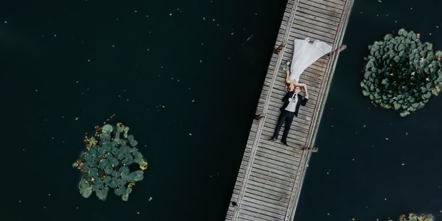 Hochzeitsfotos - zweite Kamera - Großrinderfeld - Matthias Raith Hochzeitsfotografie - Brautpaarfoto mit Drohne - Matthias Raith Hochzeitsfotograf