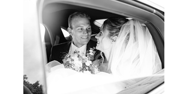 Hochzeitsfotos - Art des Shootings: Trash your Dress - Sexau - Hochzeitsfotograf Stuttgart - Brautpaar im Auto - Wedding Dreaming