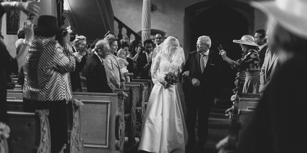 Hochzeitsfotos - Bezirk Klagenfurt - Einzug der Braut bei kirchlicher Trauung in Kitzbühl 
Tirol - Lydia Jung Photography