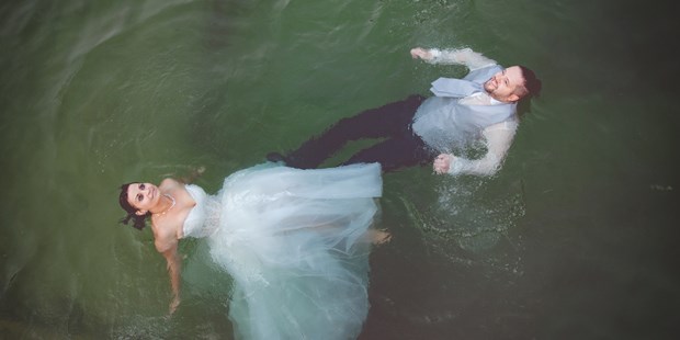 Hochzeitsfotos - Art des Shootings: Trash your Dress - Hausruck - Wedding Diaries