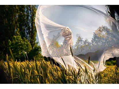 Hochzeitsfotos - Art des Shootings: Trash your Dress - Österreich - © Adrian Almasan | www.adrianalmasan.com
Hochzeitsfotograf - Adrian Almasan