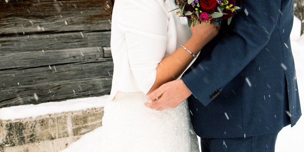 Hochzeitsfotos - Copyright und Rechte: Bilder auf Social Media erlaubt - Bezirk Innsbruck Land - Winterhochzeit in Tirol - Hintertux - Priml Photography