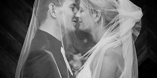 Hochzeitsfotos - Copyright und Rechte: Bilder auf Social Media erlaubt - Österreich - Paarporträt | www.c-g.wedding - C&G Wedding - Elopement und Hochzeits Fotografie