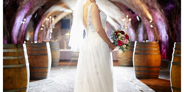Hochzeitsfotos - Art des Shootings: Trash your Dress - Lehenrotte - Braut im Weinkeller | www.c-g.wedding - C&G Wedding - Elopement und Hochzeits Fotografie