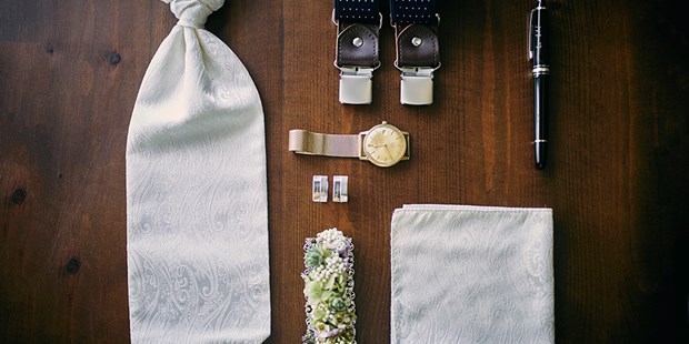 Hochzeitsfotos - zweite Kamera - Bräutigamvorbereitungen | www.c-g.wedding - C&G Wedding - Elopement und Hochzeits Fotografie