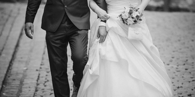 Hochzeitsfotos - Copyright und Rechte: Bilder auf Social Media erlaubt - Wilkau-Haßlau - Hochzeitpaar in Thüringen,
Paarshooting - bilderdiesprechen.de