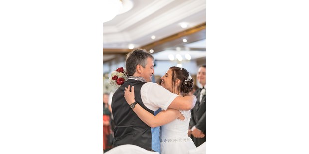 Hochzeitsfotos - Copyright und Rechte: Bilder dürfen bearbeitet werden - Österreich - Dieses Brautpaar durfte ich letztes Jahr bei ihrer standesamtlichen und freien Trauung begleiten!
Hier wurde sich gerade das Ja-Wort gegeben - Sabrina Hohn