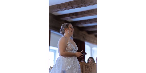 Hochzeitsfotos - Copyright und Rechte: Bilder frei verwendbar - Tirol - Die Braut hat eine Rede für ihren Mann vorbereitet - Sabrina Hohn
