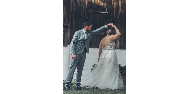 Hochzeitsfotos - Copyright und Rechte: Bilder dürfen bearbeitet werden - Tiroler Unterland - Das Brautpaar durfte schonmal ihren Tanz vor der Feier vorführen - Sabrina Hohn