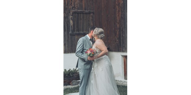 Hochzeitsfotos - Art des Shootings: Hochzeits Shooting - Region Innsbruck - Was wurde da wohl ins Ohr geflüstert? Auf jeden Fall mussten beide dabei extrem lachen! - Sabrina Hohn