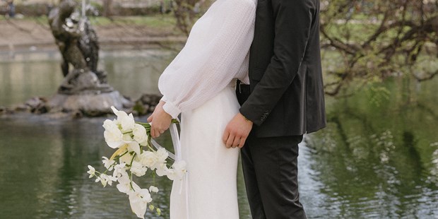 Hochzeitsfotos - Art des Shootings: Unterwassershooting - Wiener Neudorf - Brautpaar bei Hochzeit in Wien - Sandy Alonso Photography