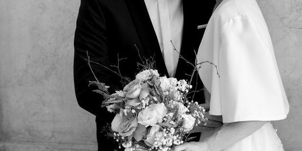 Hochzeitsfotos - Art des Shootings: Unterwassershooting - Österreich - Braut und Bräutigam am Hochzeitstag in Wien eingefangen von Hochzeitsfotograf Sandy Alonso - Sandy Alonso Photography
