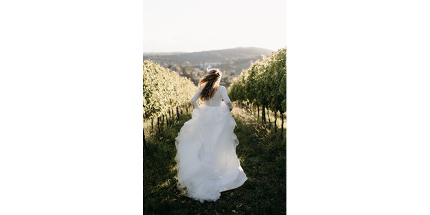 Hochzeitsfotos - Wien-Stadt - Braut in den Weinbergen. - Clara Buchberger