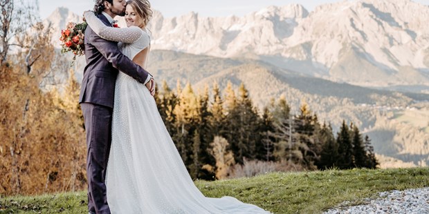 Hochzeitsfotos - Hausruck - Brautpaar vor Bergpanorama - Facetten Fotografie