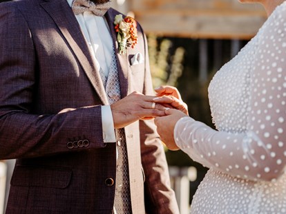 Hochzeitsfotos - Copyright und Rechte: Bilder auf Social Media erlaubt - Österreich - Ringtausch - Facetten Fotografie
