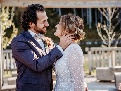 Hochzeitsfotos - Copyright und Rechte: Bilder auf Social Media erlaubt - Österreich - freudestrahlendes Brautpaar - Facetten Fotografie