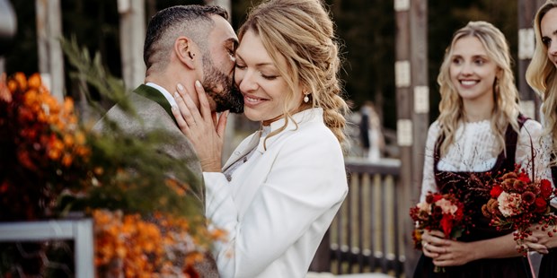 Hochzeitsfotos - Österreich - Bräutigam küsst Braut zärtlich - Facetten Fotografie