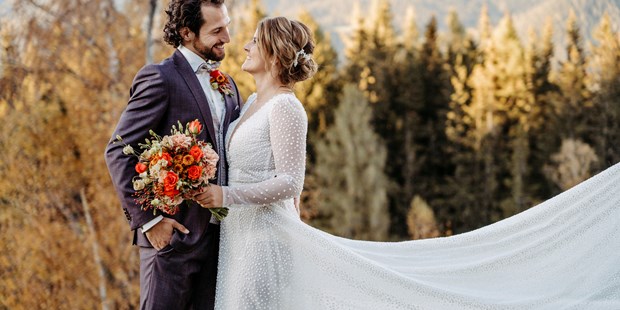 Hochzeitsfotos - Österreich - Brautpaar vor Herbstwald - Facetten Fotografie