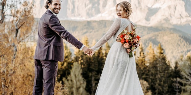 Hochzeitsfotos - Österreich - Brautpaar sieht lächelnd in die Kamera - Facetten Fotografie