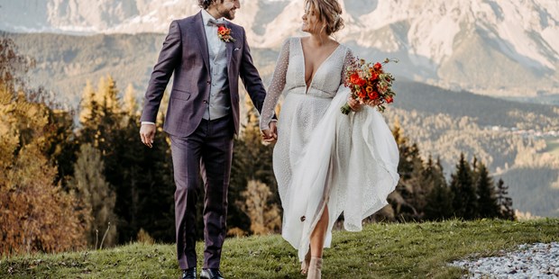 Hochzeitsfotos - Hausruck - Brautpaar vor einem traumhaftem Bergpanorama - Facetten Fotografie