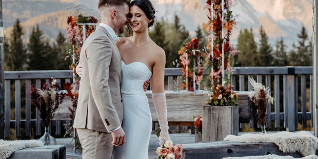 Hochzeitsfotos - Österreich - Bräutigam zieht seine Braut liebevoll zu sich - Facetten Fotografie