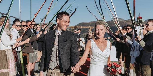 Hochzeitsfotos - Art des Shootings: Portrait Hochzeitsshooting - Region Innsbruck - Feierlicher Auszug bei einer freien Trauung auf der Sonnalm in Kitzbühel - Sophia Eerden