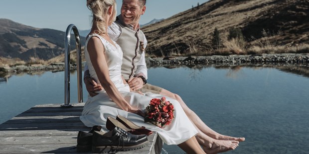Hochzeitsfotos - Art des Shootings: After Wedding Shooting - Innsbruck - Hochzeitspaar beim Paarshooting einer freien Trauung in Kitzbühel  - Sophia Eerden