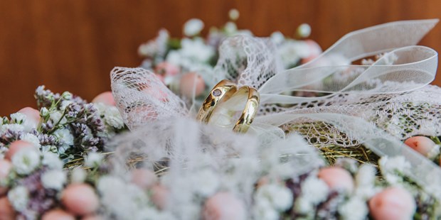Hochzeitsfotos - Copyright und Rechte: Bilder privat nutzbar - Tiroler Oberland - Detailaufnahme der Ringe des Brautpaars - Sophia Eerden