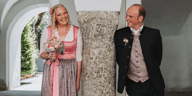 Hochzeitsfotos - Tirol - Ein Brautpaar beim Paarshooting in Kitzbühel - Sophia Eerden