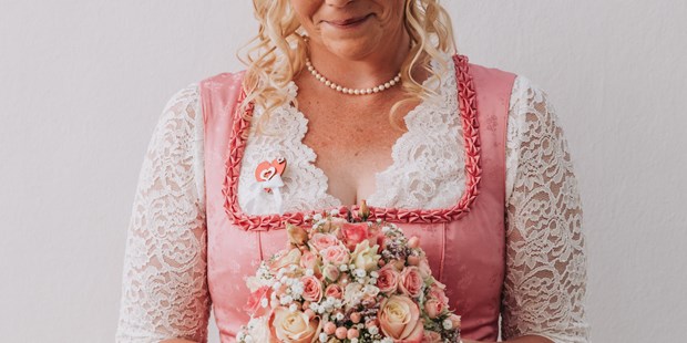 Hochzeitsfotos - Art des Shootings: After Wedding Shooting - Tiroler Oberland - Braut und ihr Brautstrauß beim Paarshooting in Kitzbühel - Sophia Eerden