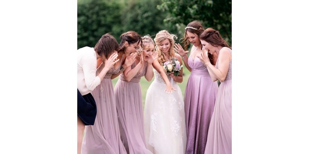 Hochzeitsfotos - Eine Braut umringt von ihren Brautjungfern - Timescape by Malina - Erinnerungen für die Ewigkeit