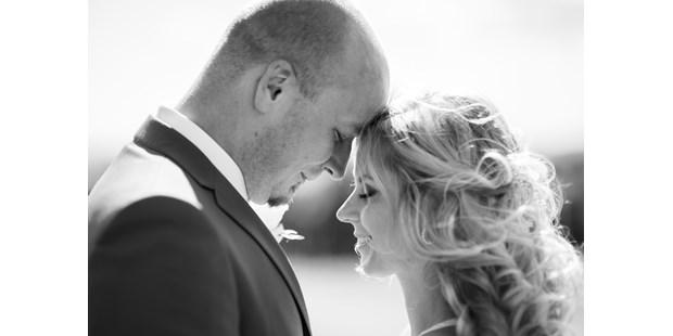 Hochzeitsfotos - Fotostudio - Wimpassing im Schwarzatale - Das Brautpaar, Stirn an Stirn, dem Moment genießend - Timescape by Malina - Erinnerungen für die Ewigkeit