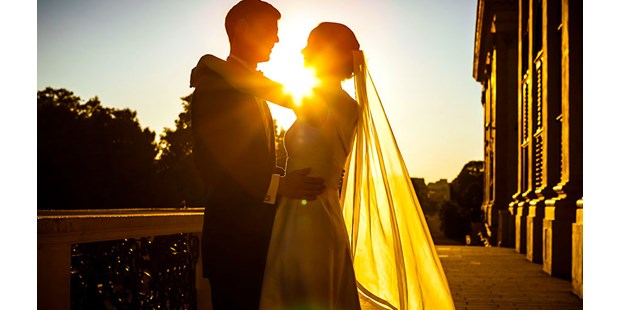 Hochzeitsfotos - Österreich - Brautpaar im Sonnenuntergang. Schloß Schönbrunn in Wien. - August Lechner