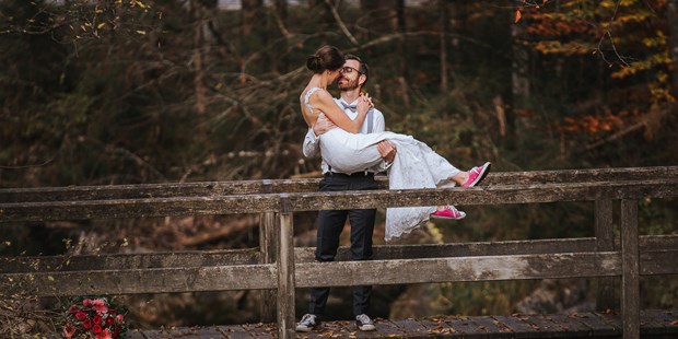 Hochzeitsfotos - Copyright und Rechte: Bilder auf Social Media erlaubt - Gilgenberg am Weilhart - Brautpaarshooting im Wald - Bernd Kaeferboeck Photography