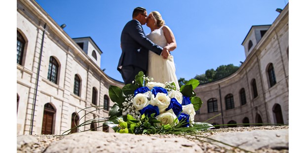 Hochzeitsfotos - Copyright und Rechte: Bilder frei verwendbar - Ostbayern - Kissing bride - Tanja Wolf Fotografie