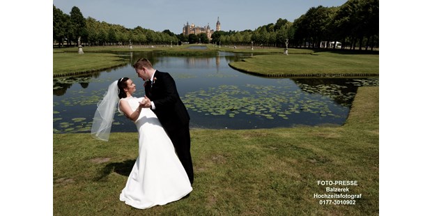 Hochzeitsfotos - Stralsund - Schwerin - Schlossgarten Fotoshooting mit Brautpaar - FOTO-PRESSE