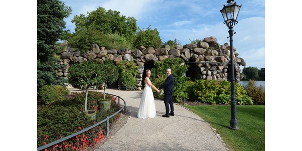 Hochzeitsfotos - Stralsund - Brautpaarshooting im Burggarten am Schloss Schwerin  - FOTO-PRESSE