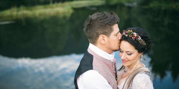 Hochzeitsfotos - Fotobox mit Zubehör - Altomünster - Liebe in den Bergen. - Forma Photography - Manuela und Martin