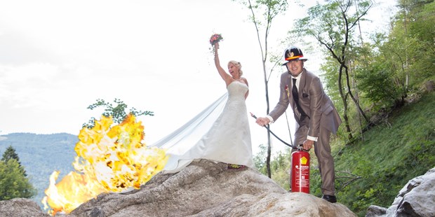 Hochzeitsfotos - Art des Shootings: Unterwassershooting - Lenzing (Lenzing) - Fireman wedding - Markus Nitsche Fotografie