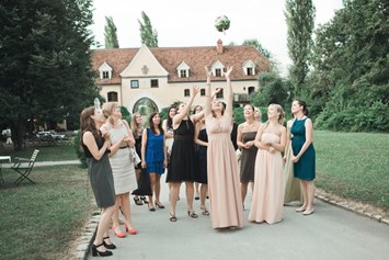 Hochzeitsfotograf: Blumenstrauß wirft - Obermayerhofen - Marek Valovic - stillandmotionpictures.com