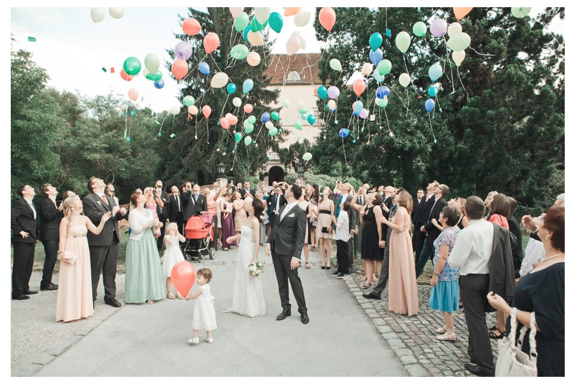 Hochzeitsfotograf: Ballone steigen lassen - Obermayerhofen - Marek Valovic - stillandmotionpictures.com
