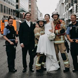 Hochzeitsfotograf: Durch Zufall waren die Einsatzkräfte bei dem Shooting dabei und es entsannt ein wundervolles und einzigartiges Hochzeitsfoto. - Fotograf David Kohlruss