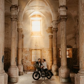 Hochzeitsfotograf: Bild entstand bei einem Styledshooting im Marstallt des Innviertler Versailles

WOW-Foto-Award-Gewinnerbild im Bereich "Styledshooting" - Andrea Gadringer