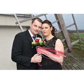 Hochzeitsfotograf: Kleines Brautpaarshoting auf dem Außengeländer der Hochzeitsmühle in Tonnenheider - WB Fotografie Wilh.Bormann